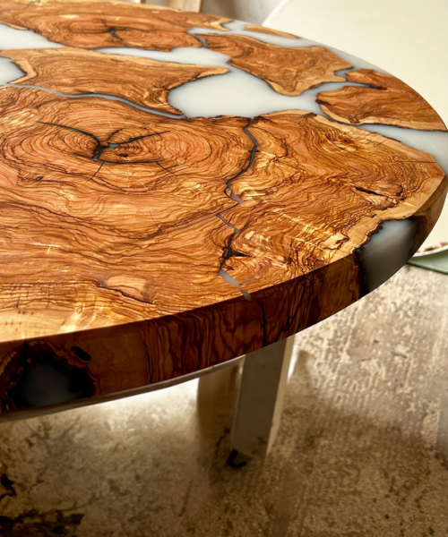 tavolo in legno e resina