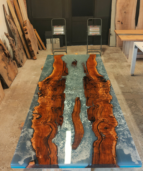 tavolo in legno e resina