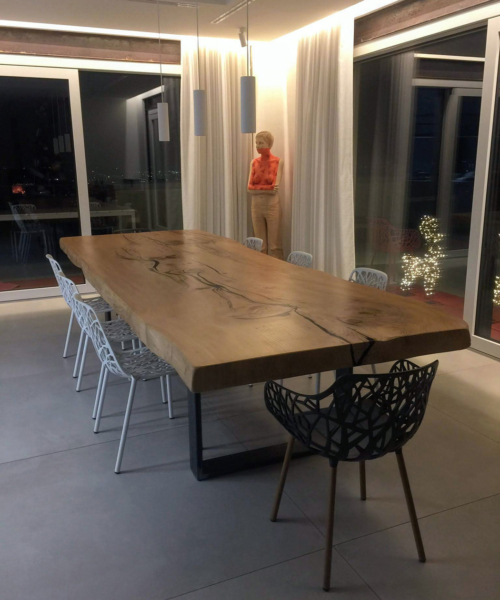 Tavolo di cedro con colata di resina colore fumé