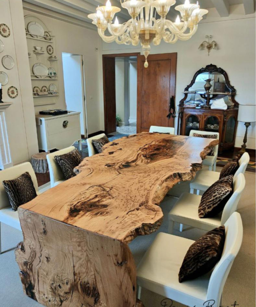 Tavolo in castagno forato con colata di resina trasparente e gamba in cristallo