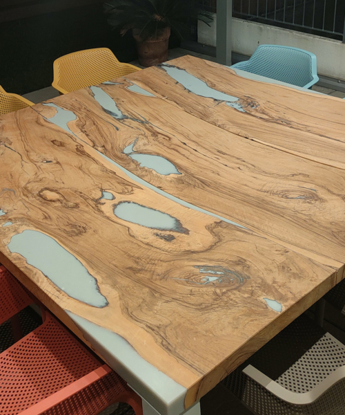 Tavolo in legno e resina epossidica, tinta grigio chiaro