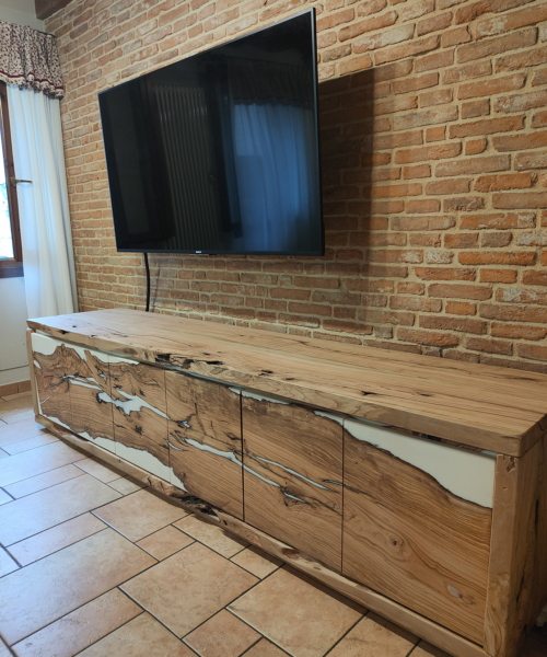 Mobile soggiorno in legno di Olivo e resina epossidica, tinta bianco perlato