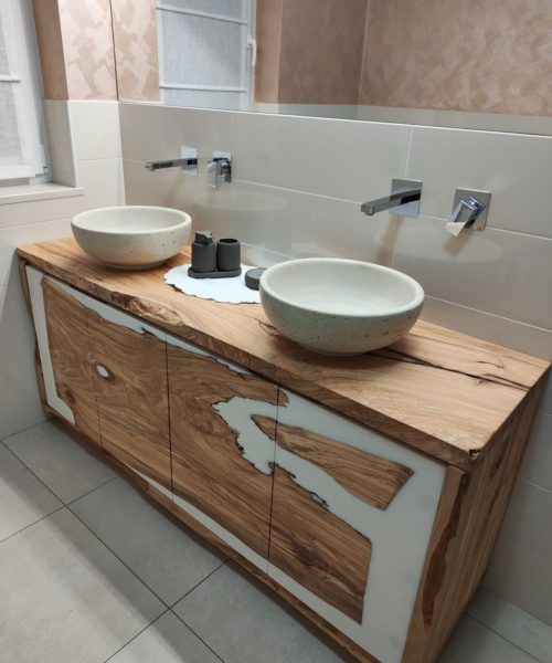 Mobile in legno di Olivo e resina epossidica, tinta bianco perlato