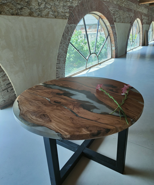 tavolo in legno e resina