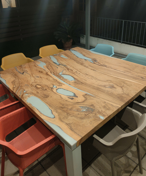 Tavolo in legno e resina