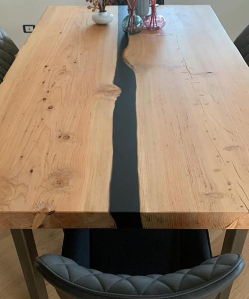 Tavolo in legno e resina