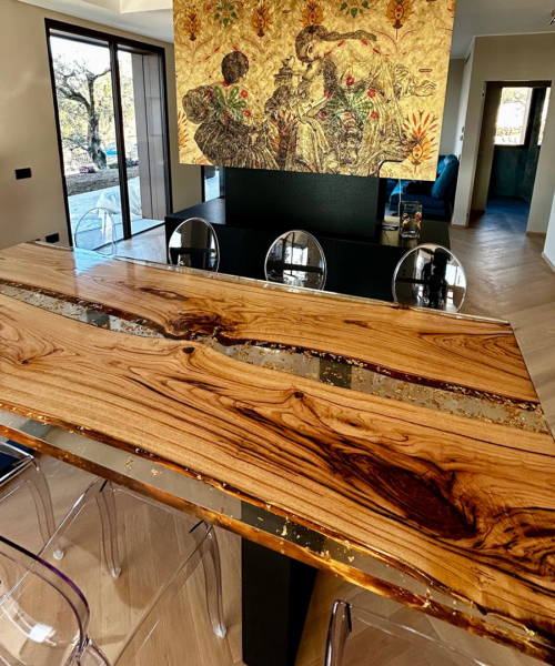 tavolo in legno e resina