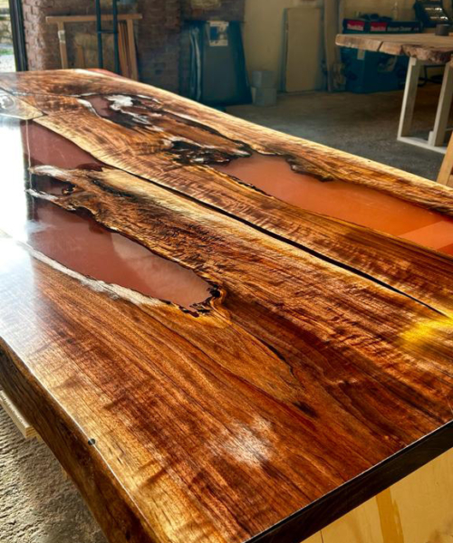tavolo in legno e resina