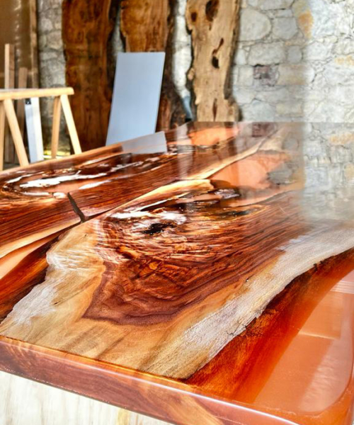 tavolo in legno e resina