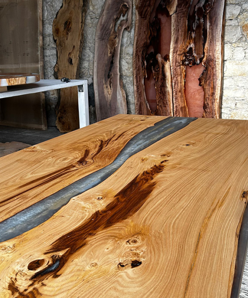 tavolo in legno e resina