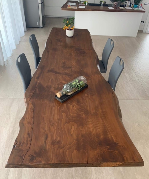 Tavolo in legno di cedro tintato