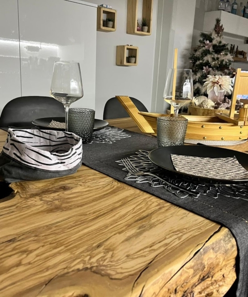 Tavolo in legno di Olivo