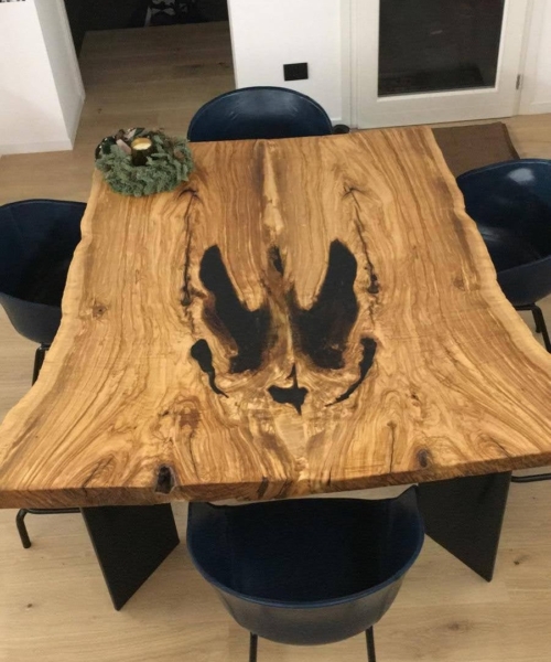 Tavolo in legno di Olivo e resina epossidica