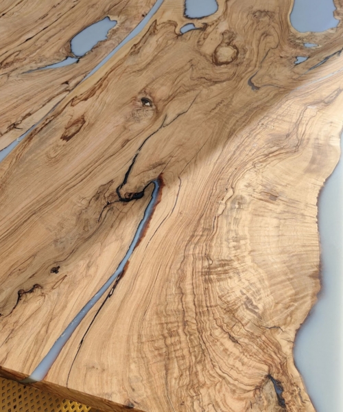 Tavolo in legno di Olivo e resina epossidica