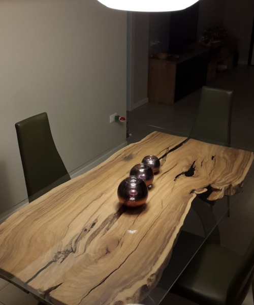 Sezione di Olivo forato con cristallo