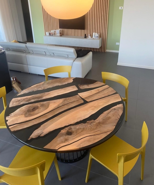Tavolo rotondo in legno di Noce e resina epossidica colore fumé